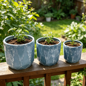 Ensemble <span class=keywords><strong>de</strong></span> jardinières en céramique bleu ardoise cannelé, finition satinée à rayures marbrées avec bordure claire, pour présentation sur rail <span class=keywords><strong>de</strong></span> jardin - Product Image 1