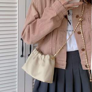 Bolso Bandolera Mini de Cadena para Mujer, Color Sólido Texturizado, Cierre Magnético, 7 Pulgadas, para Uso Diario, Color Albaricoque, Marrón, Negro - Product Image 2