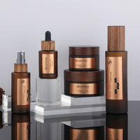 Set de Viaje de Cosméticos y Cuidado de la Piel HAPPYLITE Ecológico de Madera de Fresno y Bambú, Botella de Vidrio Ámbar con Tapa de Rosca, Impresión Personalizada (Set de Viaje)