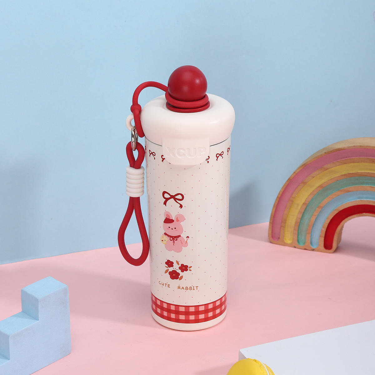 Conejito rojo y blanco