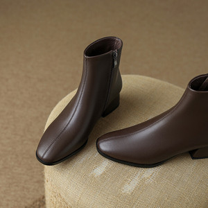 Bottes d'hiver et d'automne pour femmes, chaussures en cuir à talon de couleur marron et noir, bottes classiques pour femmes - Product Image 4