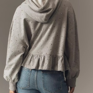 Sudadera con Capucha de Mujer al por Mayor con LOGO Personalizado, de Alta Calidad, con Pedrería, Cordón Ajustable, Ajuste Suave y Hombros Caídos con Volantes - Product Image 4