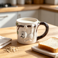 Mug à café en céramique avec un adorable paresseux 3D suspendu sur une branche d'arbre