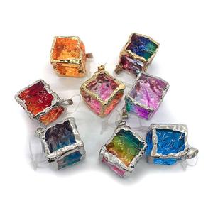 Pendentif cube de cristal arc-en-ciel écrasé |   Breloque carrée en pierre précieuse à dégradé irrégulier avec bords électroplaqués pour la fabrication de bijoux DIY - Product Image 1