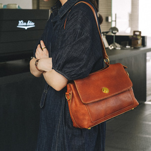 Sac à bandoulière en cuir vintage pour femme, marron, horizontal, carré, avec rabat, à sangle unique, pour tenues quotidiennes 6001 - Product Image 1
