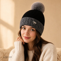Bonnet tricoté bicolore avec broche nœud et pompon, collection hiver, vente en gros