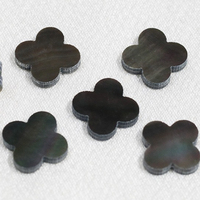 Pendentif en coquillage noir naturel Trèfle à quatre feuilles multi-taille Pierre précieuse de l'île avec coquille en forme de trèfle