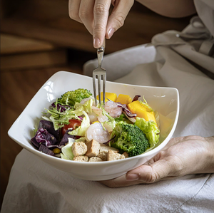 Bol à salade en céramique blanc carré incurvé, bol de service en porcelaine irrégulier pour hôtel, restaurant, vaisselle, logo personnalisé, vente en gros - Product Image 5