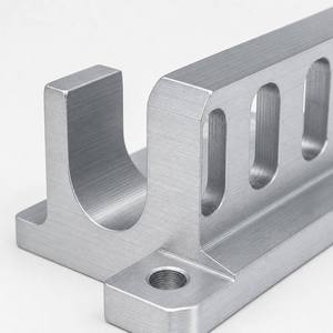 Support de guidage de câble fraisé CNC en acier inoxydable/aluminium, avec fentes pour serre-câbles à profil arrondi, anodisé pour faisceaux de câblage industriels - Product Image 1