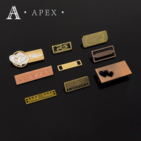 Etiqueta de Metal con Nombre Personalizada de Fábrica APEX, Placa de Metal Dorada con Logotipo Cosido para Sombreros, Zapatos, Bolsos, Ropa, Etiqueta de Metal Grabada en Relieve con Logotipo