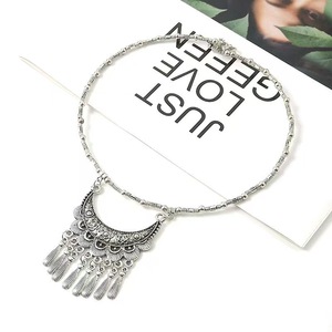 Collar Miao Othere con Borla de Luna Creciente, Colgante Étnico <span class=keywords><strong>Hmong</strong></span> Tallado a Mano con Flecos en Capas, Cadena Delicada de Cuentas de Semillas, Estilo Retro Boho - Product Image 3