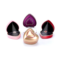 Boîte à bagues pour couples en plastique en forme de cœur avec double bordure dorée, doublure en velours, boîte à bijoux personnalisée de couleur violette avec lumière LED