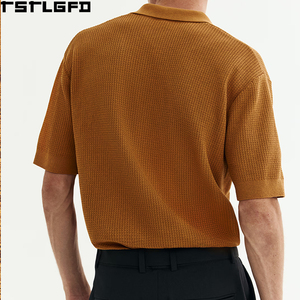 Polo en maille style Old Money OEM/ODM pour homme, jaune moutarde, coupe classique, col ouvert, fabricants de polos pour homme en gros - Product Image 2