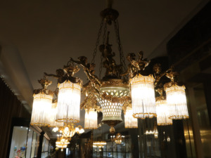 Lámpara Colgante Decorativa de Cristal con Flecos, Bañada en Oro de 24K, con Ocho Ángeles de Latón y Cerámica, para Decoración de Villas - Product Image 1