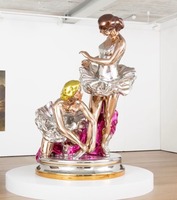 Exposition d'art : Danseurs de ballet pop sur miroir poli, Grandes sculptures dans le musée d'art
