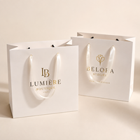Sac en papier cartonné personnalisé de luxe blanc mat avec estampage à chaud doré et poignée en ruban pour l'emballage de pâtisseries, de bijoux et de boutiques