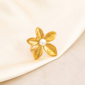 แหวนมุกผู้หญิง ดีไซน์ลายดอกไม้ ชุบทอง 18K สแตนเลสสตีล เครื่องประดับสำหรับใส่ทุกวัน - Product Image 2