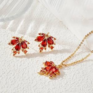 Joyas con Diseño Elegante y Tema de Hoja de Arce, con Detalles Rojos Estilizados, Materiales de Primera Calidad, para Ocasiones Especiales, con Caja de Regalo - Product Image 2