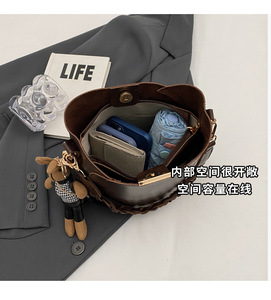 กระเป๋าดีไซน์ย้อนยุคสำหรับผู้หญิง ปี 2025 กระเป๋าสะพายข้างแบบใหม่ กระเป๋าถือทรงถังยอดนิยม - Product Image 6