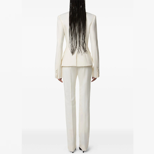 Blazer élégant pour femme en ivoire, personnalisable, à double boutonnage, avec détail de drapé en satin et coupe structurée - Product Image 4