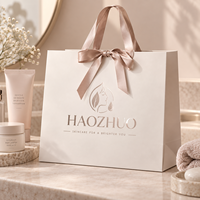 Sac cadeau de luxe personnalisé en carton recyclé avec logo, dorure à chaud et nœud en ruban pour marques de mode et salons de beauté