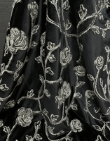 Tissu en velours noir en polyester de poids moyen avec broderie 3D de fleurs pour abaya d'hiver et vêtements de mariage