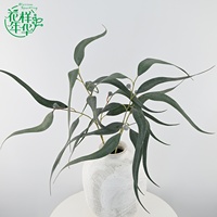 Vente en gros de feuilles d'eucalyptus en latex de 90 cm, plantes artificielles au toucher réel avec fruits, design à 3 fourches pour arche de mariage, décoration de la maison