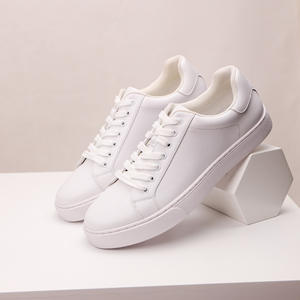 Zapatos blancos deportivos de piel de vaca de capa superior informales de moda de fondo grueso de cuero británico personalizado para hombres - Product Image 2