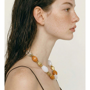 Collana JINYOU 2011 con <span class=keywords><strong>perline</strong></span> in <span class=keywords><strong>legno</strong></span> d'arancio e resina bianca, collana girocollo geometrica in acciaio inossidabile placcato oro - Product Image 5