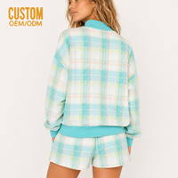 Ensemble de survêtement oversize en molleton de coton doux 2 pièces pour femme, avec sweat-shirt à col montant côtelé, broderie de badges et motif écossais coloré, et short décontracté