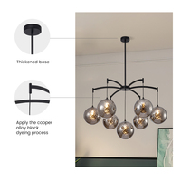 L'hôtel-restaurant de luxe fait la promotion d'un design innovant de lustre sphérique en verre