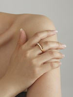Bague double couche réglable élégante et minimaliste en acier inoxydable plaqué or 18 carats avec zircon 5A et imitation perle pour femme, idéale pour cadeau ou soirée