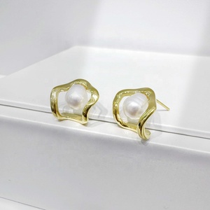 Boucles d'oreilles de luxe coréennes en laiton plaqué or 18 carats, design géométrique vintage unique, avec perles, pour femme, prix de gros - Product Image 3