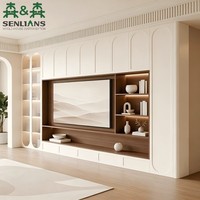 Meuble TV mural moderne et minimaliste en ivoire avec portes cintrées style Shaker, étagères de présentation en bois et rangements à ouverture par pression sans poignées