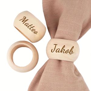 Anneaux de serviette en bois gravés sur mesure avec le nom de la famille, décorations de table pour fêtes, cadeaux de mariage rustiques - Product Image 1