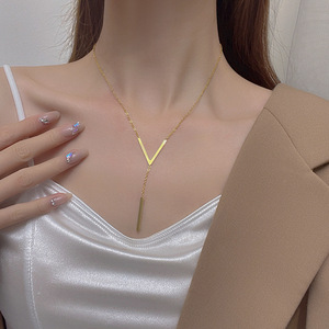 Collier minimaliste en forme de V pour femmes |   Collier ras du cou en acier inoxydable plaqué or 18 carats |   Hypoallergénique et inaltérable - Product Image 3