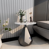 Table basse moderne de luxe légère avec plateau en marbre et structure en métal pour salon, chambre et balcon