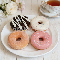 Ensemble de modèles réalistes de donuts en plastique, décorations de donuts colorées écologiques, glaçage au chocolat rose, sucre glaçé