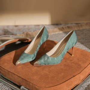Chaussures de mariage légères en similicuir satiné à bout pointu, style escarpins à lacets, avec strass, collection Winter Evergreen Club - Product Image 4