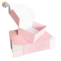 Boîte d'expédition en carton ondulé avec logo personnalisé en relief pour vêtements et articles vestimentaires, fabriquée avec des matériaux recyclés