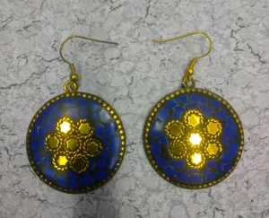 Nuevo diseño indio hecho a mano resina incrustaciones latón pendientes diseños joyería modelos India 2024 para mujeres y niñas de la India - Product Image 3