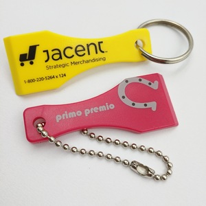 Porte-clés décortiqueur de billets de loterie en silicone durable avec logo personnalisé, idéal pour la promotion de loteries à gratter en gros - Product Image 2