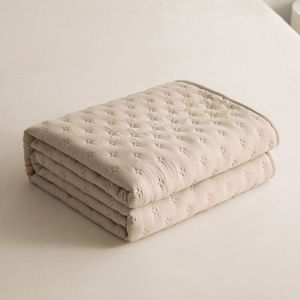 <span class=keywords><strong>Couvre</strong></span>-<span class=keywords><strong>lit</strong></span> doux trèfle à coutures ultrasoniques-<span class=keywords><strong>Couvre</strong></span>-<span class=keywords><strong>lit</strong></span> léger Couverture de <span class=keywords><strong>lit</strong></span> <span class=keywords><strong>en</strong></span> polyester microfibre de couleur unie - Product Image 6