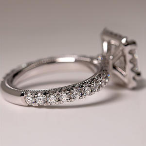 Bague de fiançailles pour femme F423 en or blanc avec diamant rond taille brillant, couleur D naturelle, diamants latéraux - Product Image 3