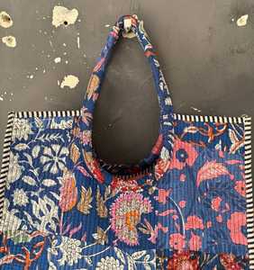 Sac fourre-tout en coton matelassé fait main par un artisan indien, imprimé au bloc, pour le voyage, le shopping, ou à porter à l'épaule - Product Image 4