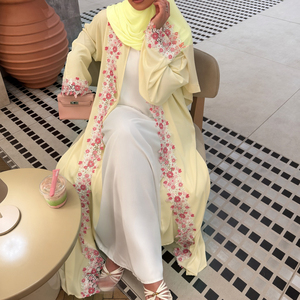 Abaya Aperta Giallo Chiaro con Ricami Floreali Hafizah, <span class=keywords><strong>Vestito</strong></span> da <span class=keywords><strong>Donna</strong></span> Musulmana con Hijab, Ricamo Rosa e Bianco Stile Dubai per Eid - Product Image 2