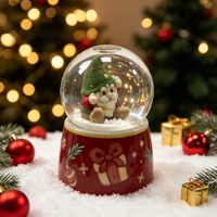 Globe à neige en résine, gnome de Noël, globe à eau peint à la main, base rouge, motif cadeau, ornement de table, décoration de maison pour les fêtes