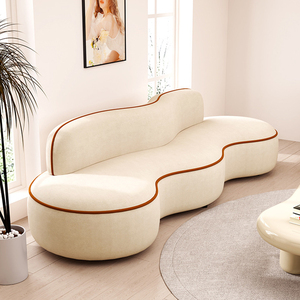 Sofá Curvo de Tela Estilo Nórdico Color Crema, Sofá de Recepción para Tienda de Ropa y Salón de Belleza, Área de Descanso, Sofá de 3 Plazas con Forma Especial - Product Image 1