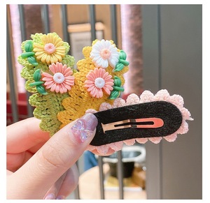 Handgemaakte schattige haarspeldjes van gehaakt katoen voor meisjes, modieuze madeliefjes haarspeldjes, modieuze haardecoratie voor kinderen - Product Image 3
