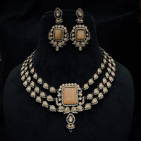 Parure Collier Ras-du-Cou et Boucles d'Oreilles en Laiton Multicouche Faite à la Main avec Perles Blanches et Pierres – Tendance, Plaqué Argent, Idéale pour le Quotidien, Mariages et Fêtes